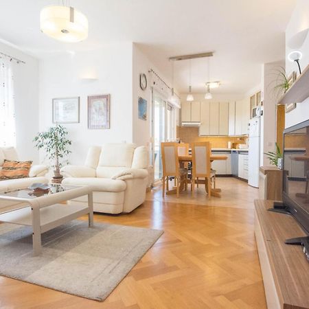 Spacious Apartment On A Great Location -Apartment Kuhta Biograd Na Moru Exterior photo