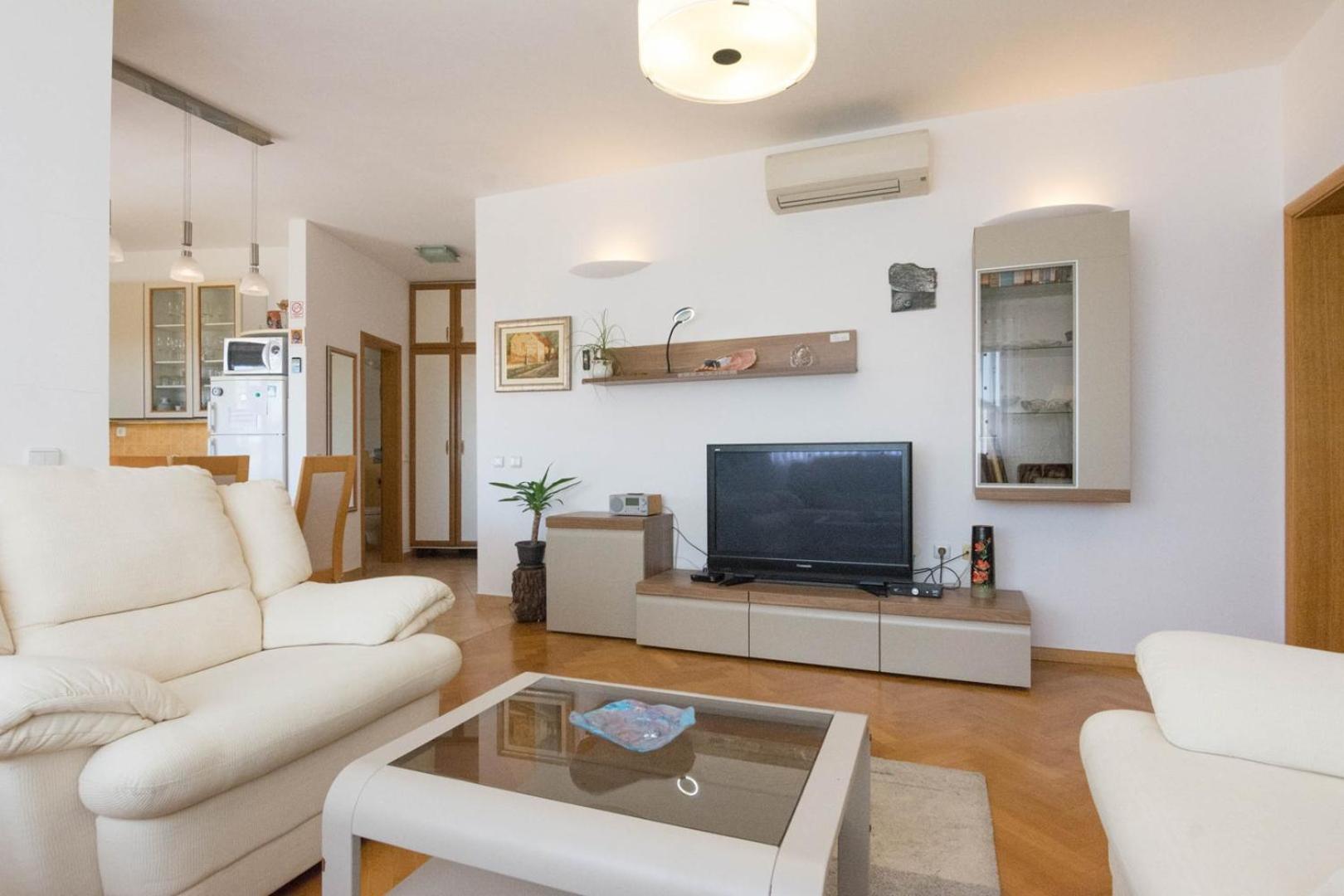 Spacious Apartment On A Great Location -Apartment Kuhta Biograd Na Moru Exterior photo